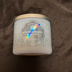 Bath and Bodyworks iced blueberry, biscotti candle